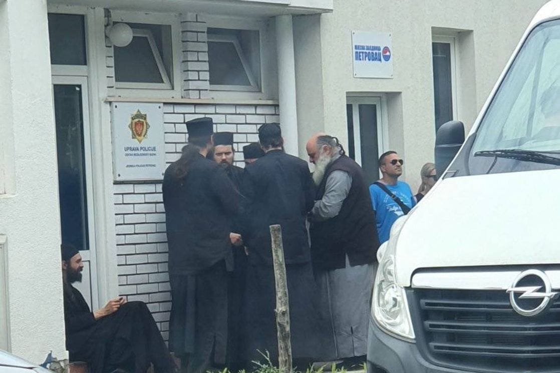 Grupa od 20 sveštenika iz Srbije i BiH danas zatražila prijavku boravka u Petrovcu