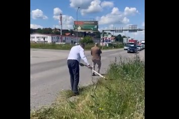 Dodik kosio travu pored puta kod Banjaluke