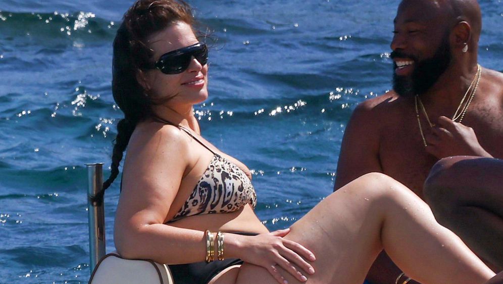 Ashley Graham: Žena koja zarađuje pola miliona dolara mjesečno neka vam bude uzor kad idete na plažu