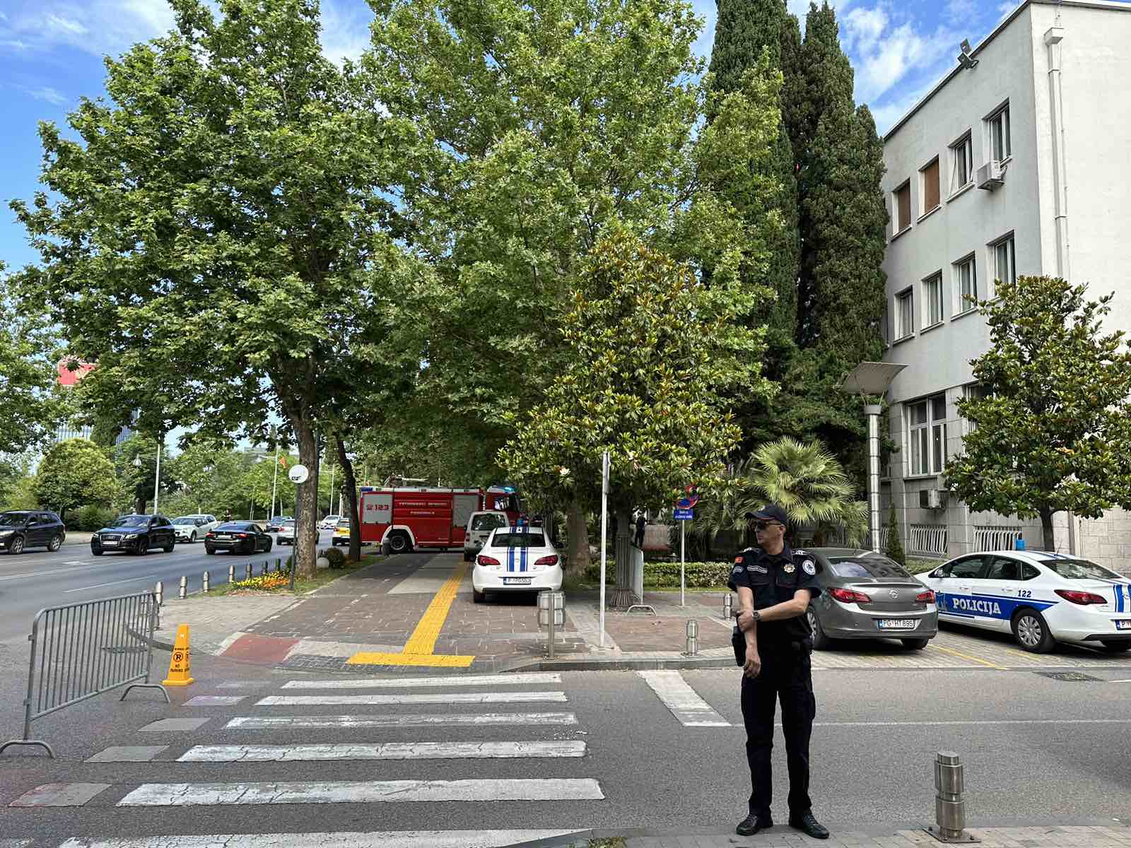 Dojave o bombama u nekoliko škola i zgradi Skupštine, evakuisani zaposleni