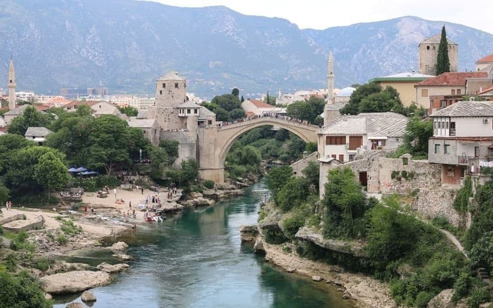 Mostar: Žena pala niz stijene u Neretvu i poginula
