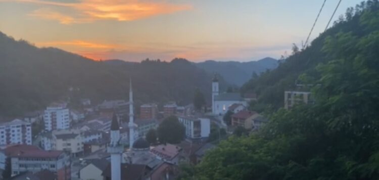 Centrom Srebrenice odzvanja pjesma “Veseli se srpski rode” (VIDEO)