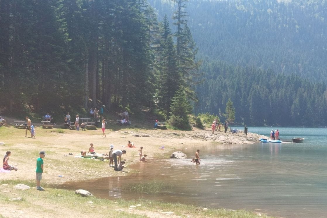 (FOTO) Na Žabljaku rashlađenje potražili u Crnom jezeru