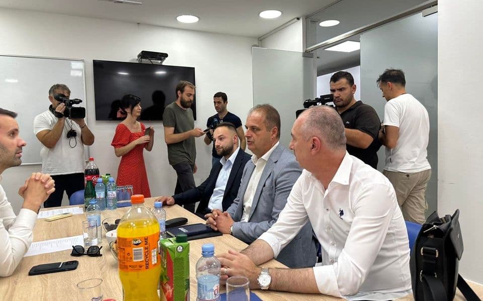 U toku sastanak Spajića sa Albanskom alijansom