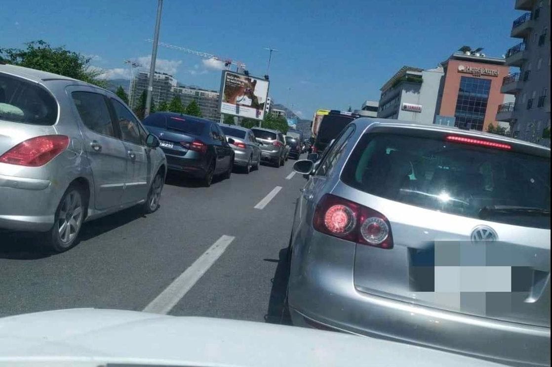 Velike gužve na putevima ka primorju: Povremeno obustave saobraćaja kod tunela Sozina
