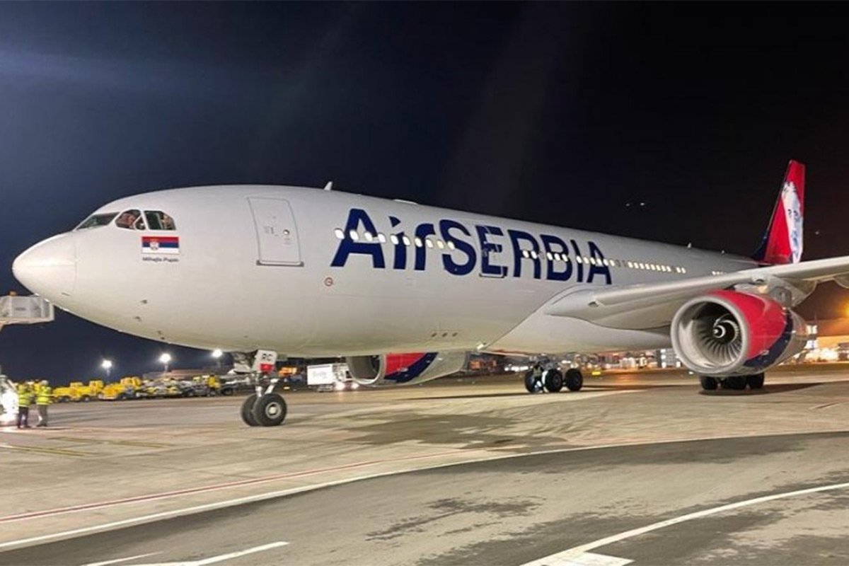 Drama u avionu iz Srbije, prinudno sletio u Prag