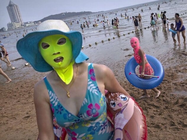 Kako se ljudi u Kini štite od sunca: Bizarna maska facekini je hit na plažama