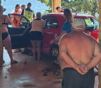 Drama u Hrvatskoj: Žena automobilom sletjela sa puta na terasu hotela punu gostiju