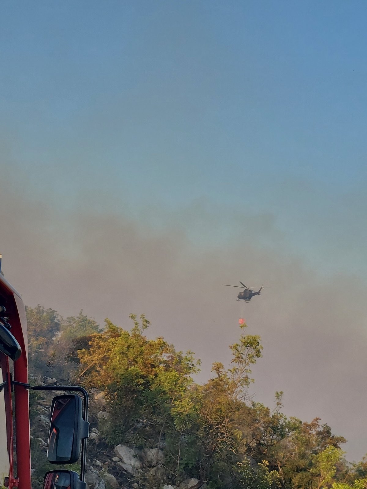 Danilovgrad: Helikopter Vojske Crne Gore učestvuje u gašenju požara u Zagaraču
