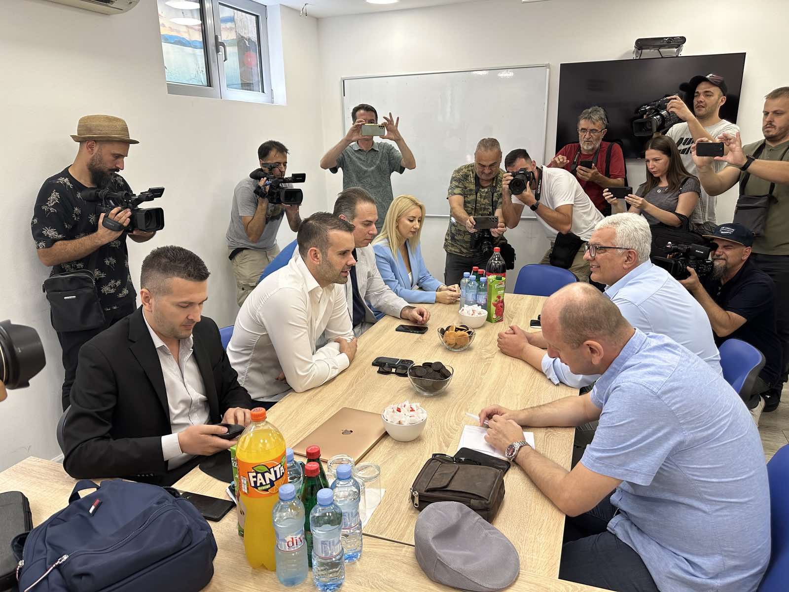 Počeo sastanak Spajića sa predstavnicima ZBCG: Što prije formiramo Vladu i Parlament to bolje