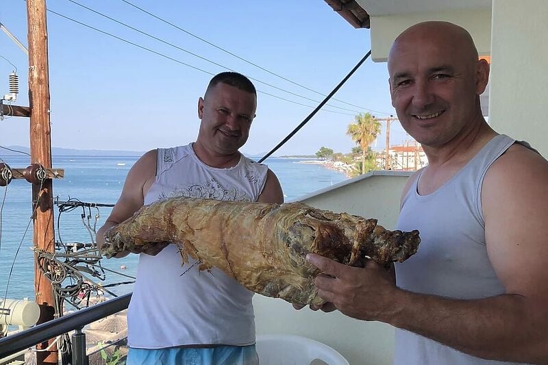 Muškarac iz Srbije ponio pečeno jagnje u Grčku: “Paradajz turista, viši nivo”