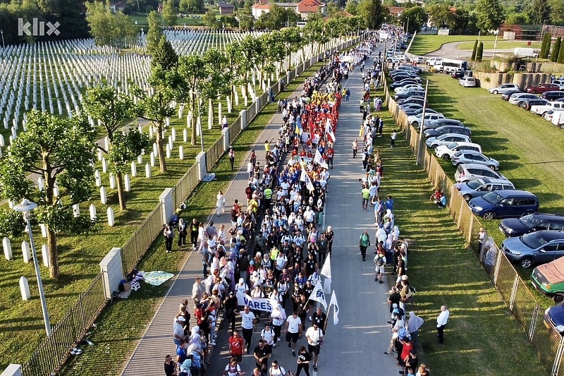 Hiljade učesnika ovogodišnjeg Marša mira stiglo u Potočare: Pogledajte emotivnu povorku