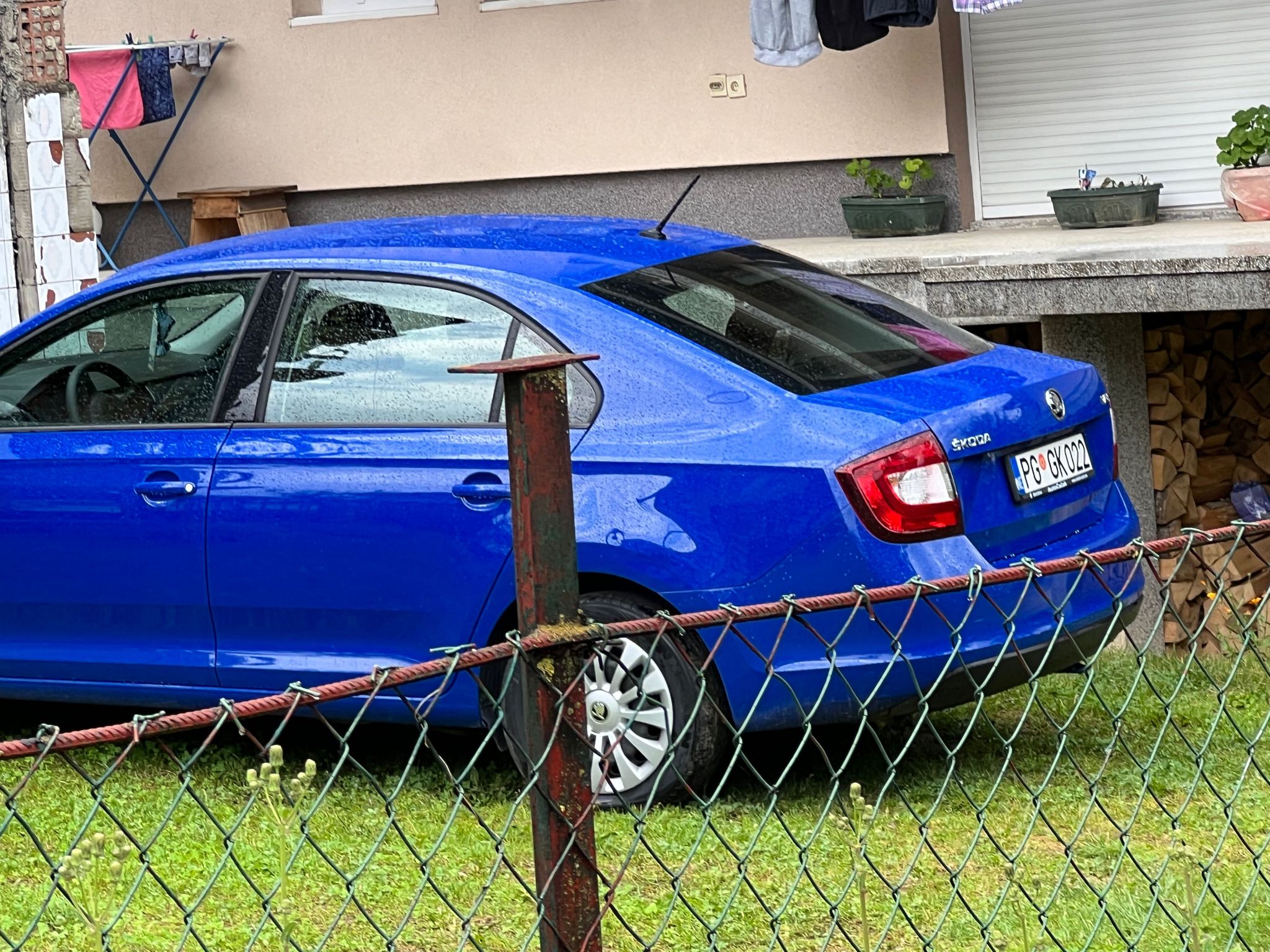 Automobil tržišne inspekcije parkiran u privatnom dvorištu: Službenim vozilom na izlet vikendom u Plav?