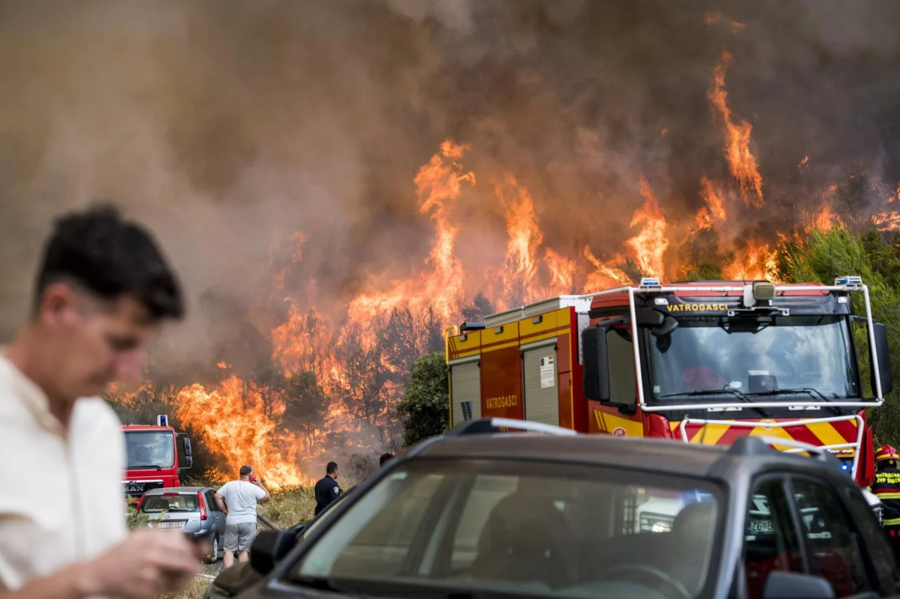 Dalmacija: Hitna juri kroz plamen u pomoć vatrogascu (VIDEO)