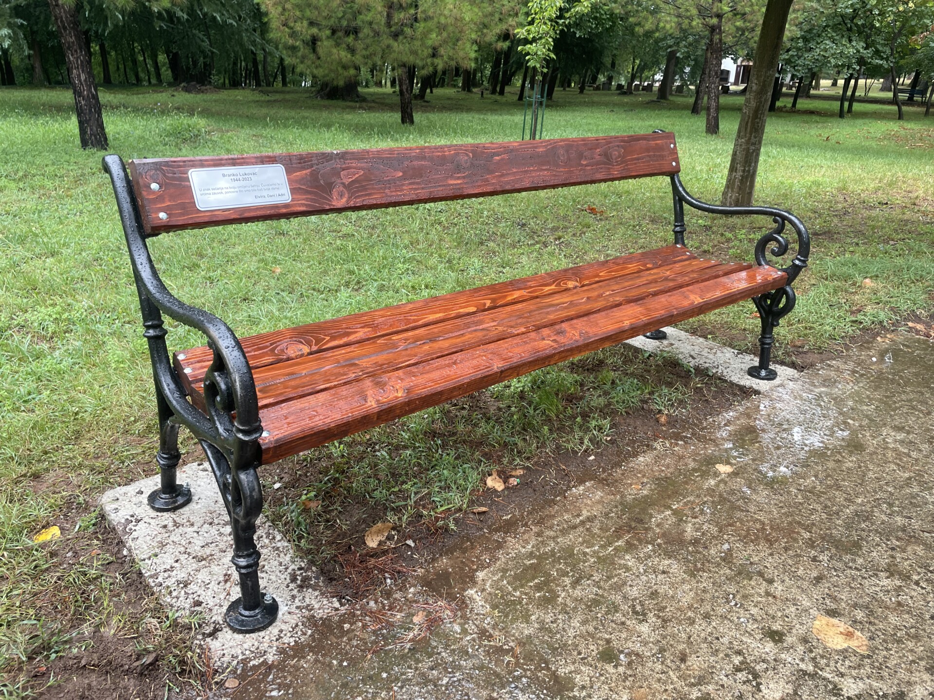 Donacija porodice Branka Lukovca: Park kod dvorca kralja Nikole dobio novu klupu