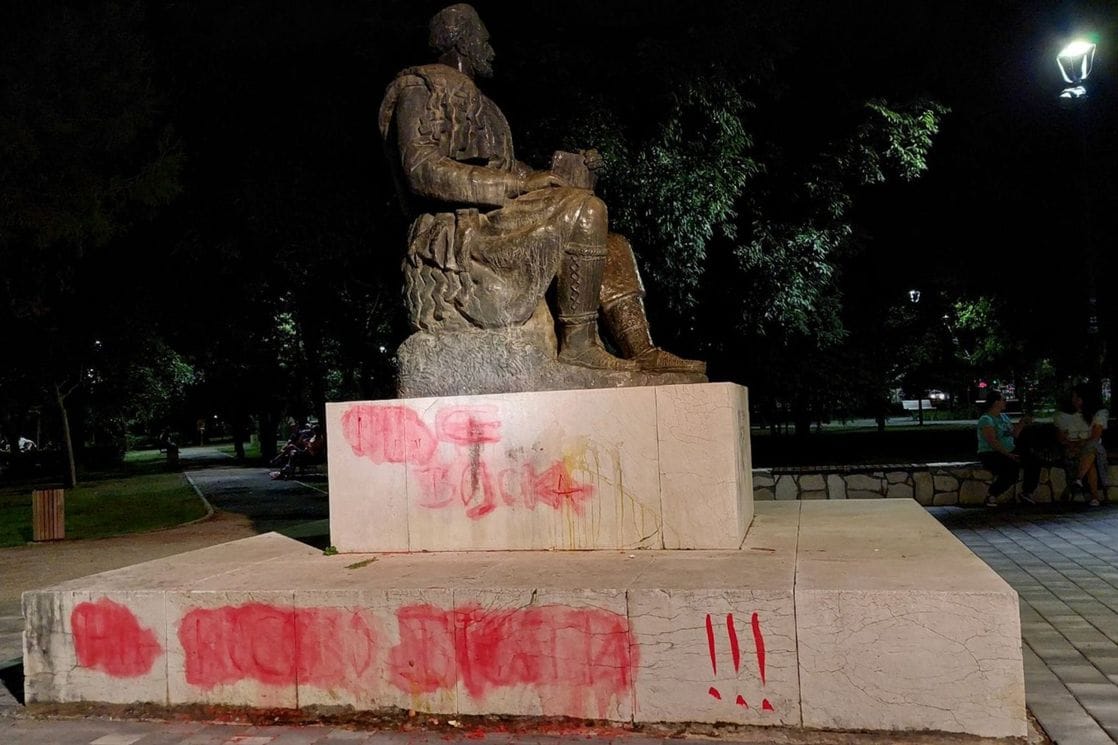 Sa Njegoševog spomenika uklonjen ratnohuškački grafit
