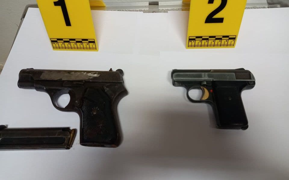 Policija u Baru oduzela dva pištolja, podnijeta krivična prijava