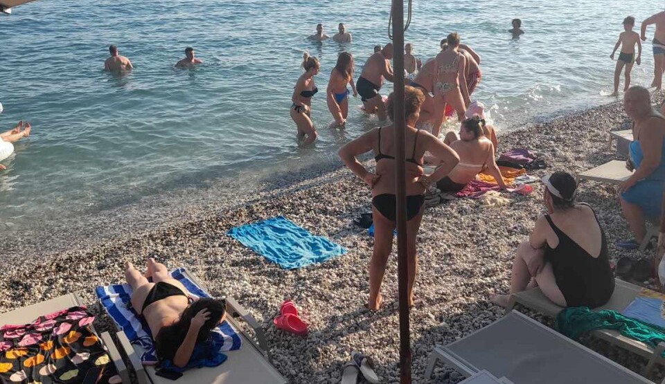 Budva: Spašena mlada žena od utapanja na Slovenskoj plaži, tragična smrt starca ispod Hotela ”Park”