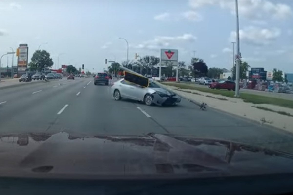 Uletio u suprotnu traku sa sve semaforom na vozilu (VIDEO)