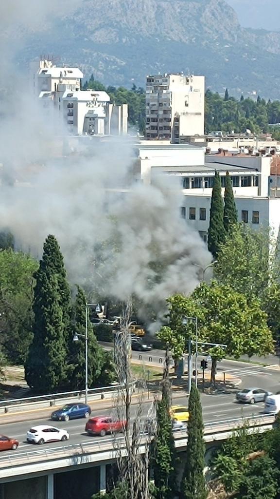 Podgorica: Gorjelo vozilo u ulici Stanka Dragojevića