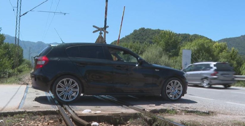Većina pružnih prelaza godinama bez rampi i signalizacije