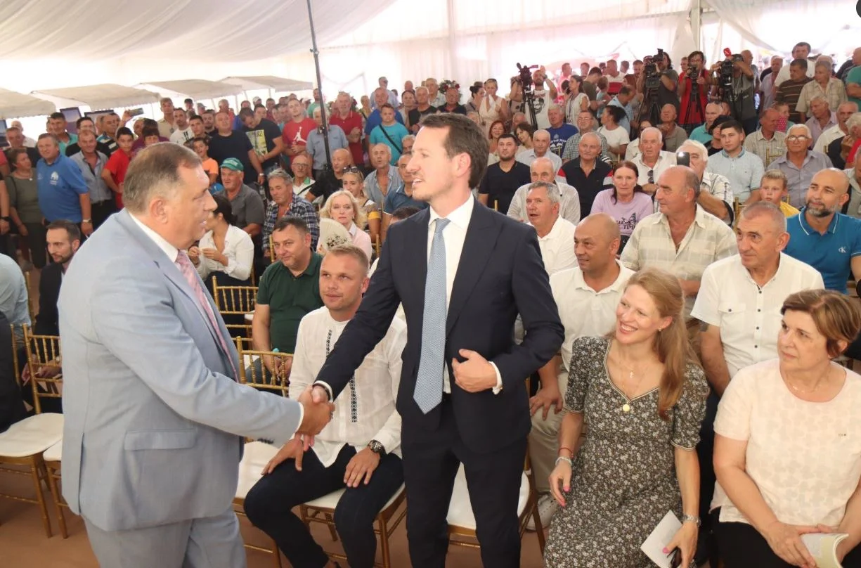 Dodik najavio da će od sada strance zvati Rudonjama i pokazivati im srednji prst