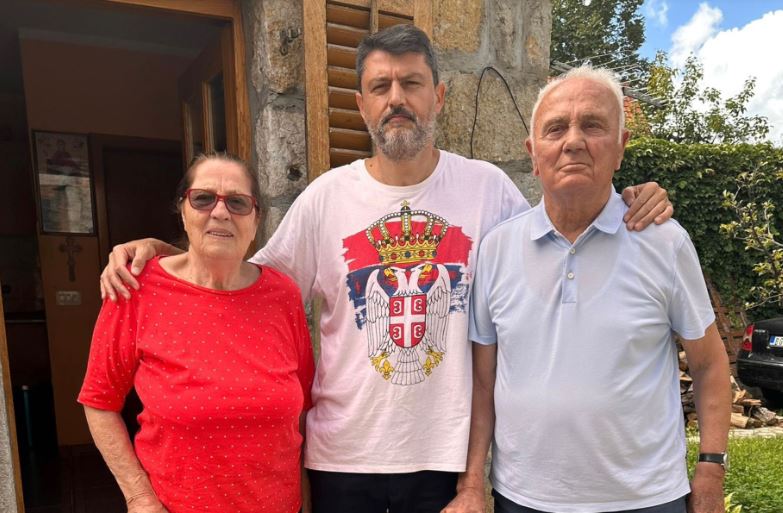 Božović objavio fotografiju sa roditeljima u Nikšiću: Hvala ti Bože velika su djela tvoja