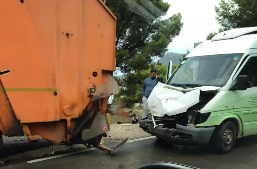 Sudar vozila za odvoz smeća i kombija u Baru, dvije osobe povrijeđene