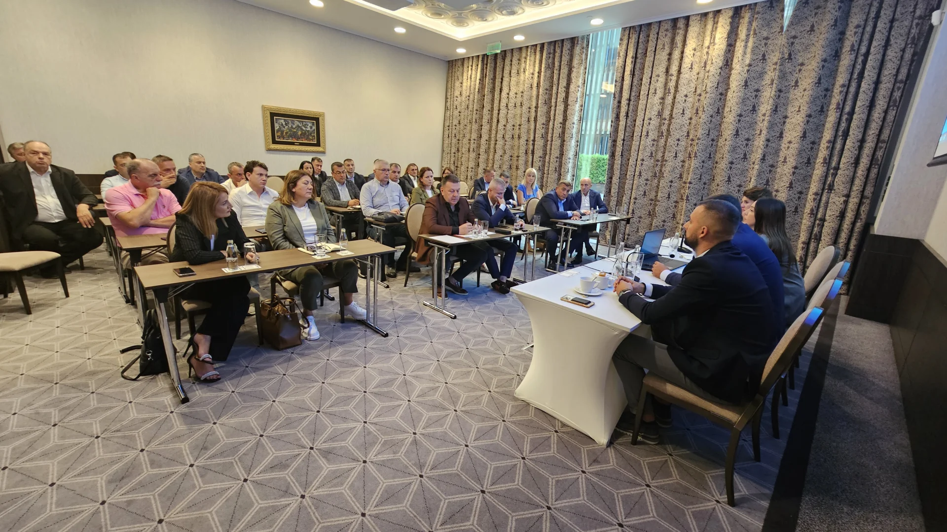Đurović i trgovački lanci traže strategiju za ograničavanje cijena i suzbijanje posljedica inflacije