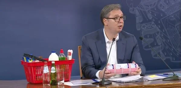 Vučić: Snimaću se telefonom kako jedem parizer i majonez