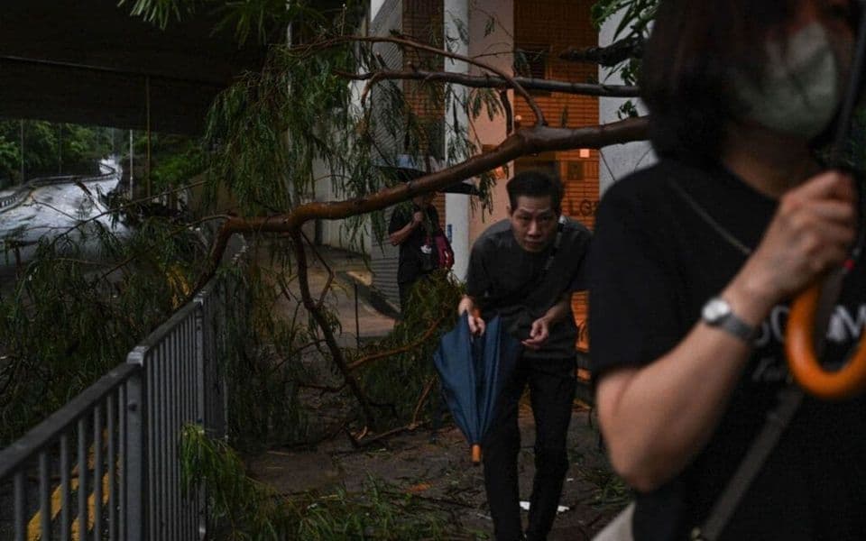 Najmanje 55 ljudi povrijeđeno u snažnom tajfunu koji je pogodio Hong Kong