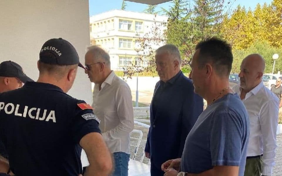 Počelo suđenje: Ubović, Mijajlović i Abazović pred sudom u Ulcinju