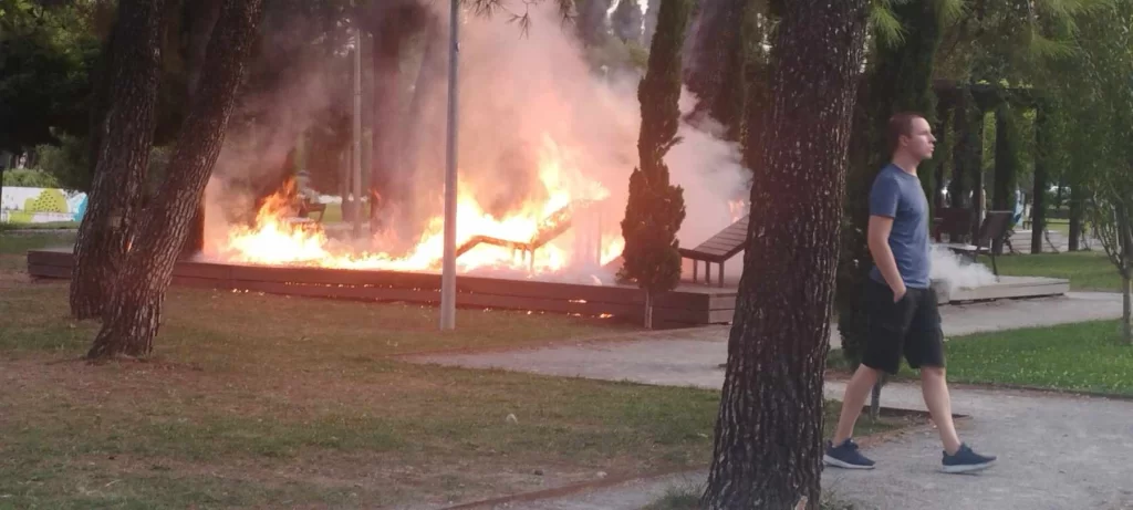 Zapaljeno dječje igralište kod mosta Milenijum u Podgorici (FOTO i VIDEO)