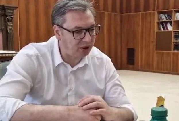 Vučić ispunio obećanje i doručkovao parizer: Srećan sam…