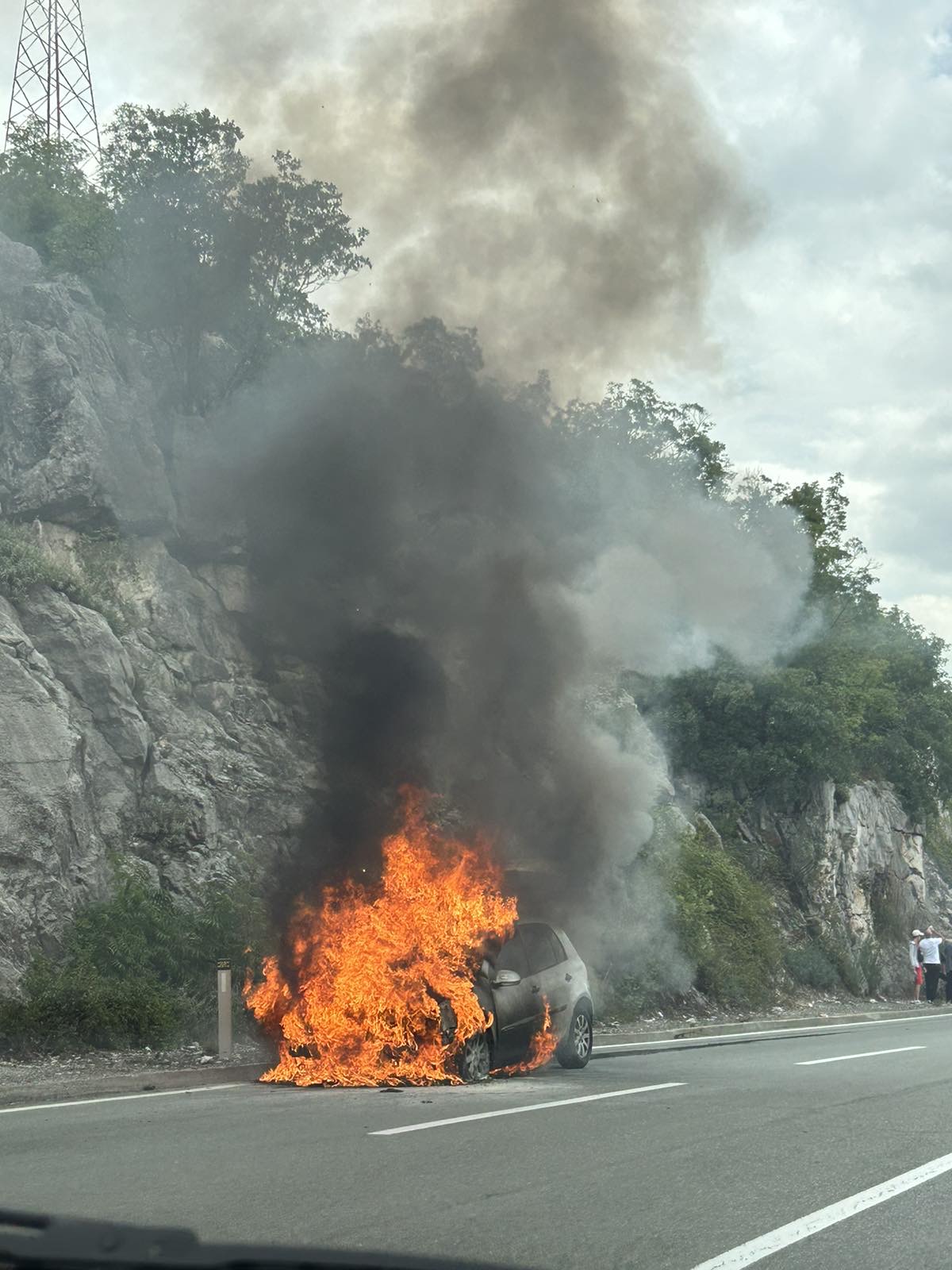 Gori automobil u mjestu Jankovića Krš