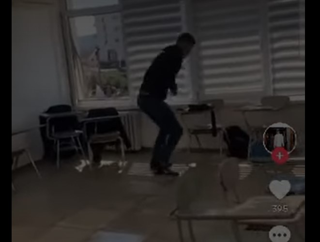 Snimci iz škole u Tuzima: Gađanje nastavnice, bacanje stolica, uništavanje imovine