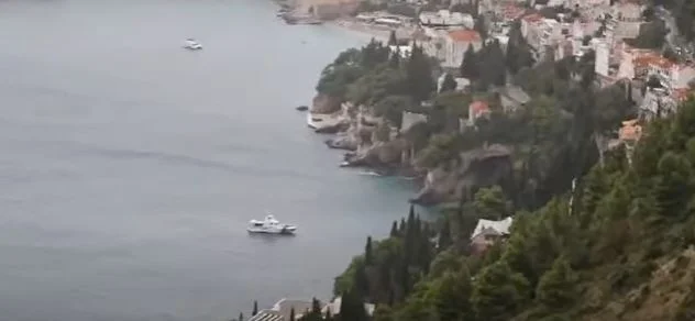 Kod Dubrovnika se prevrnulo više kajaka. Spašeno osam ljudi, traže ih troje