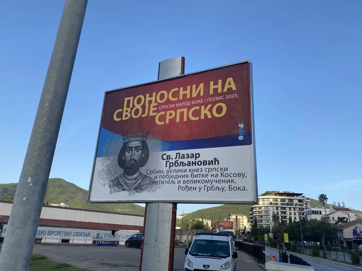 DPS Budva: Pritisak na građane, okitili su grad bilbordima sa kojih agituju za srpsku stvar