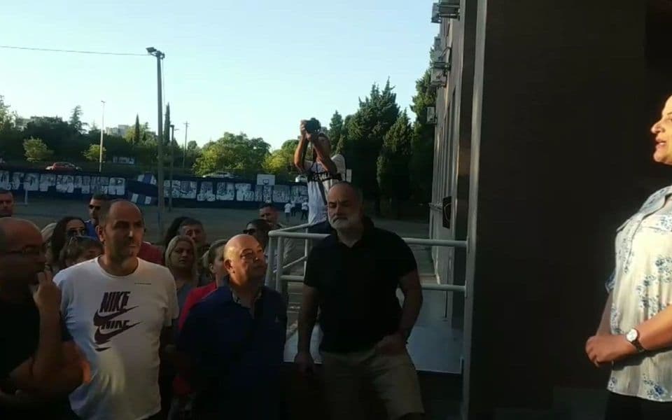 Protest roditelja ispred škole “Milorad Musa Burzan”: Ne žele problematičnog učenika u odjeljenju