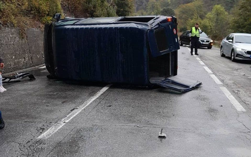 Tri osobe povrijeđene u “kombiju” koji se prevrnuo