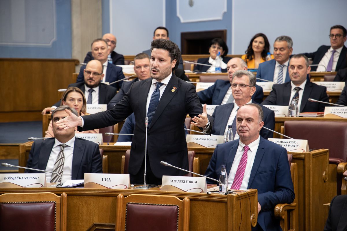 PES: Abazović od sjednica pravio rijaliti, krio dokumenta i transakcije