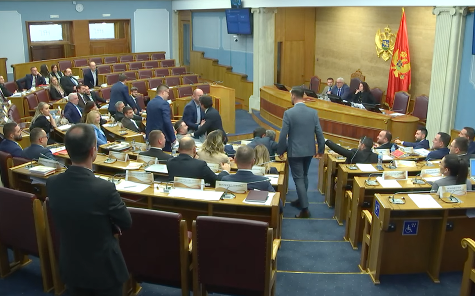 (VIDEO) Incident u Skupštini: Umalo došlo do fizičkog obračuna Abazovića i Zirojevića