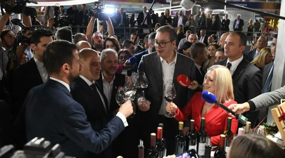 IN VINO VERITAS: Oduševljeni Milatović, somelijer Vučić i par šala sa prijateljima