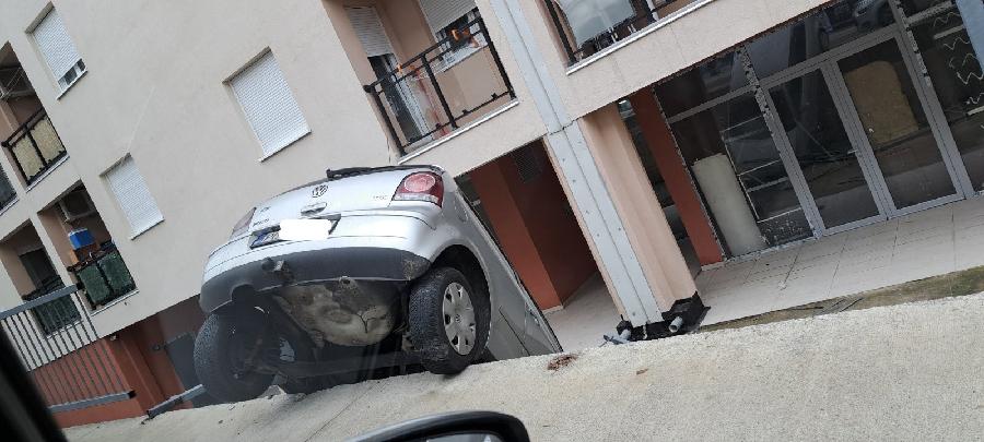 Zabjelo: Automobilom sletio u dvorište zgrade