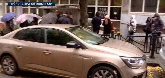 Protest roditelja ubijenih đaka ispred “Ribnikara”