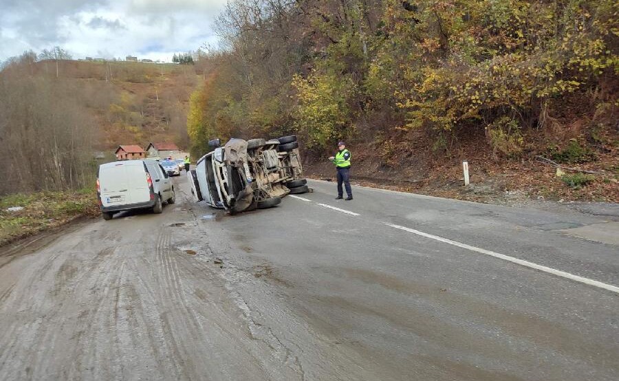 Prevrnuo se kombi, povrijeđena jedna osoba
