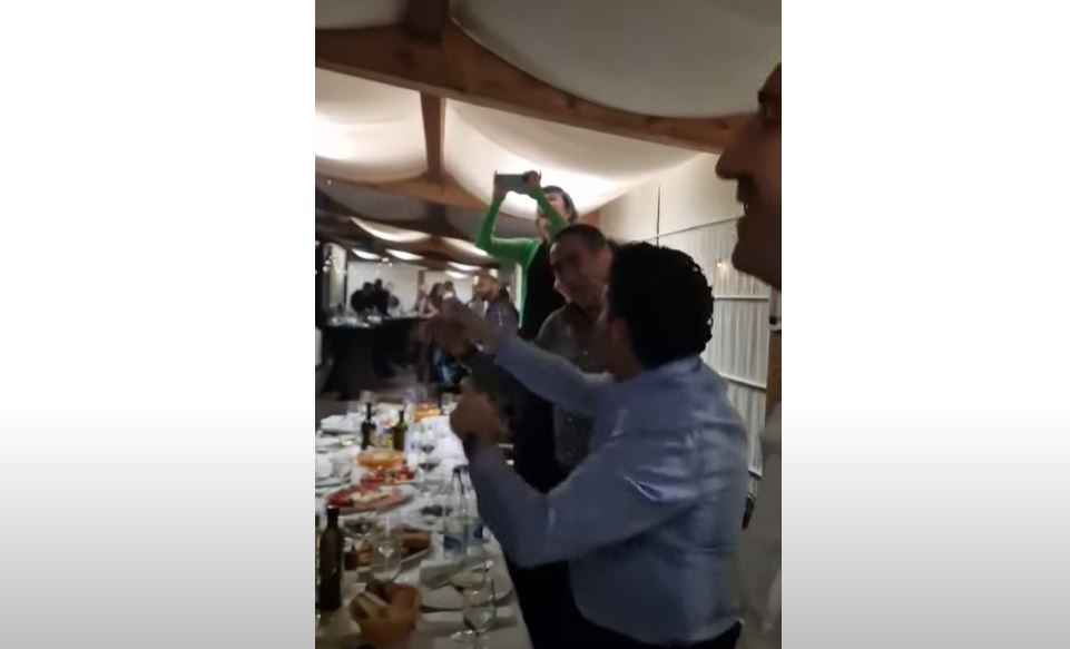 (VIDEO) Otišli uz pjesmu: Oproštajna žurka Abazovićeve vlade