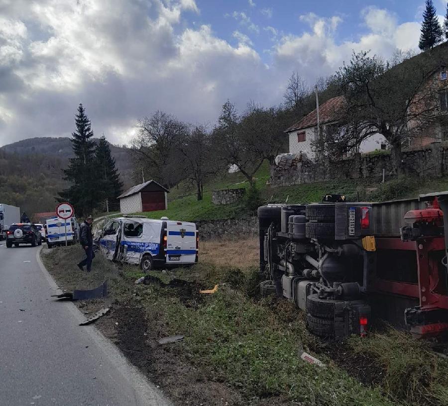 Magistralni put Bijelo Polje – Mojkovac: Sudarili se kamioni i vozilo zatvorske policiije, više povrijeđanih