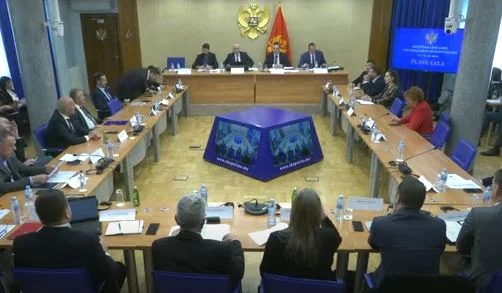 (UŽIVO) Božović: Prosvjetni radnici idu na protest, obratiće se ambasadama i sudovima