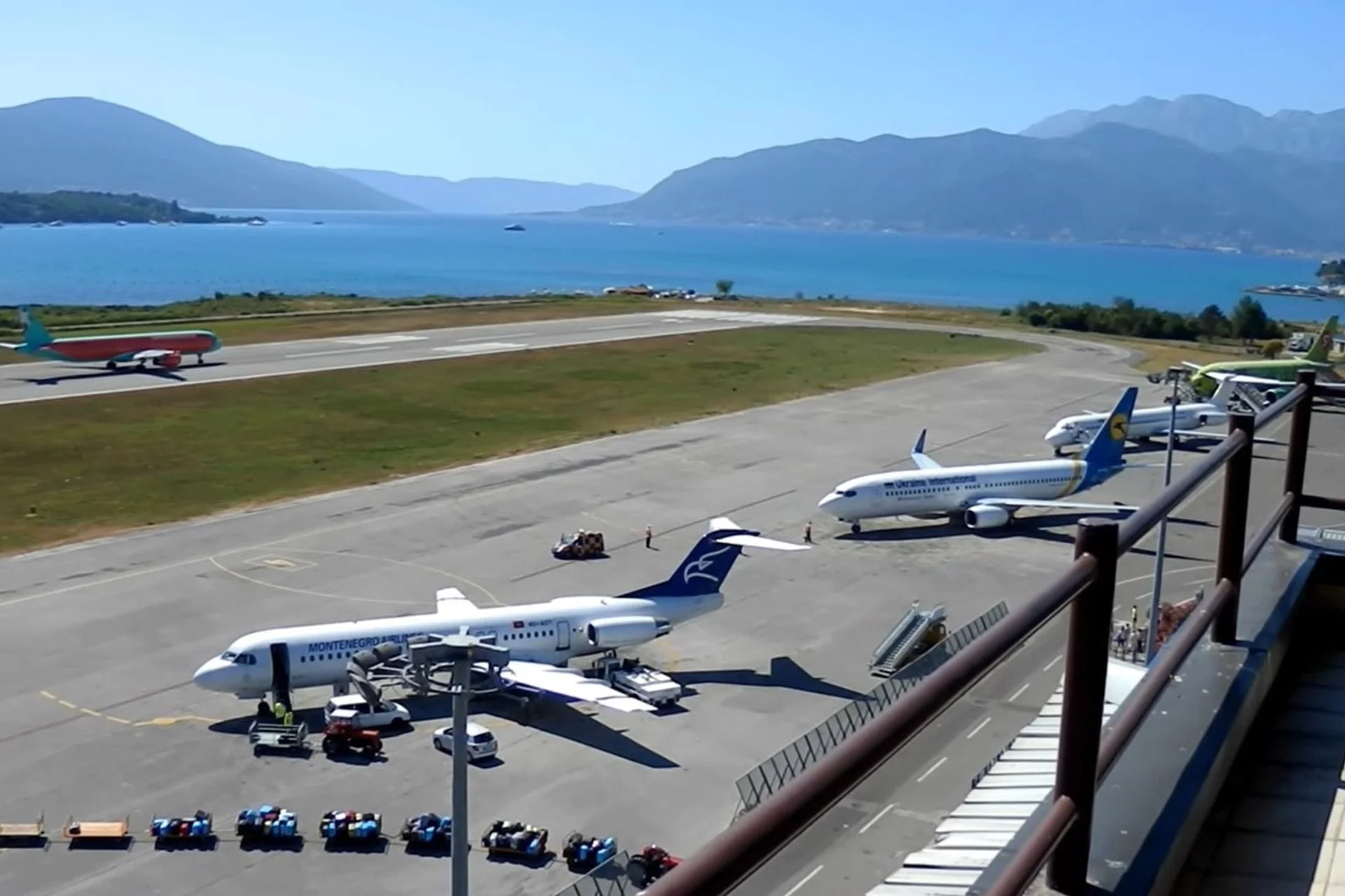 Tivatski aerodrom u funkciji, odluka kompanija da preusmjere i otkažu letove